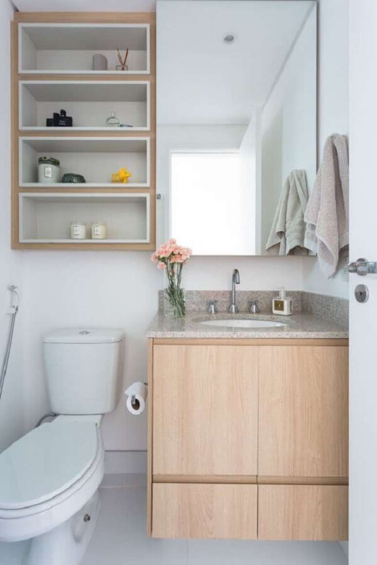 37. Espelheira com nichos para banheiro pequeno decorado com gabinete de madeira – Foto Fashion Bubbles