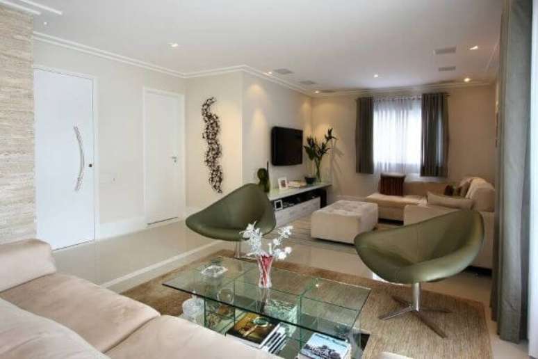 28. Sala com portas brancas para entrada e acesso ao quarto &ndash; Foto Hometeka