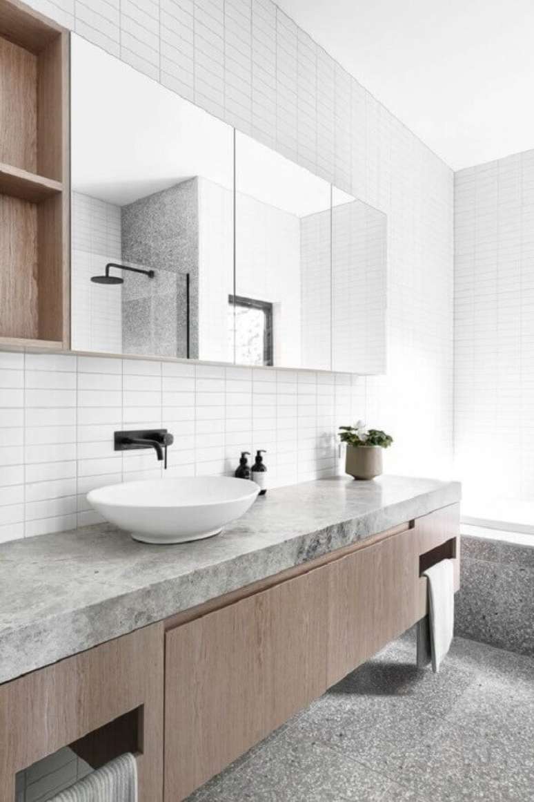 41. Espelheira grande para banheiro clean decorado com gabinete suspenso de madeira – Foto Home Fashion Trend