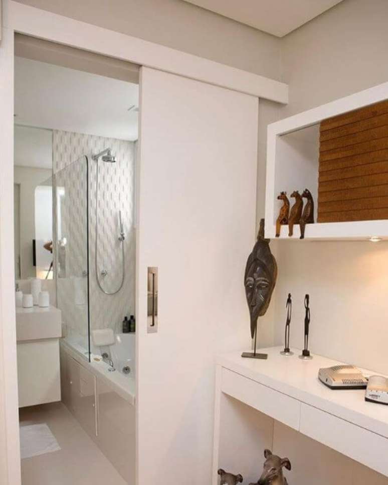 15. Porta de correr branca para banheiro &ndash; Foto Esquadrias