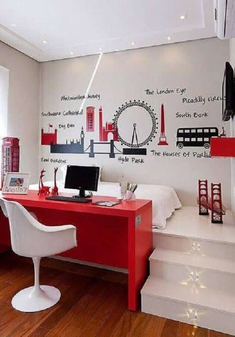 27. Escrivaninha vermelha para decora&ccedil;&atilde;o de home office no quarto branco planejado. Foto: Pinterest