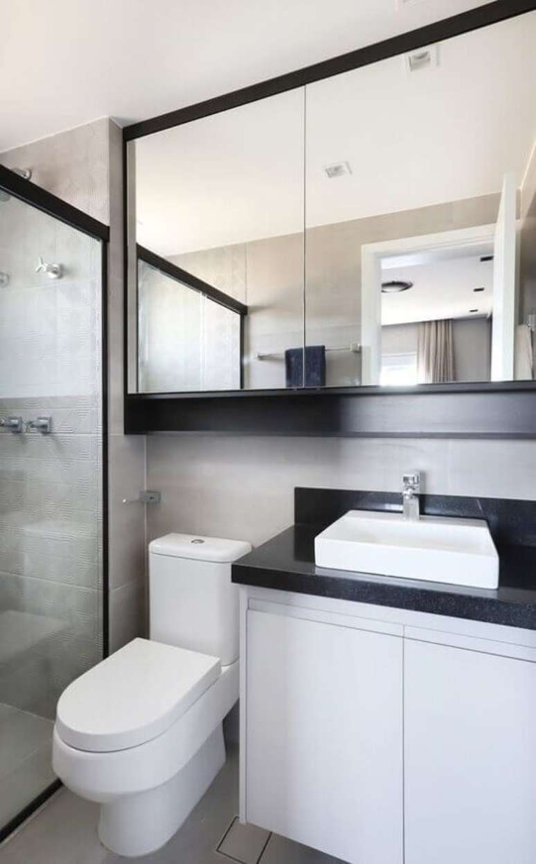 33. Decoração preto e branco com espelheira para banheiro – Foto Histórias de Casa