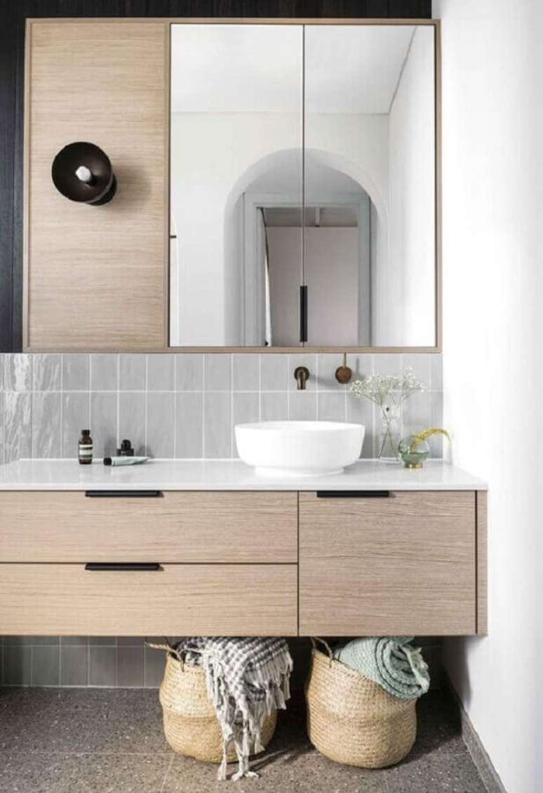 23. Decoração com gabinete para banheiro com espelheira de madeira – Foto Pinterest