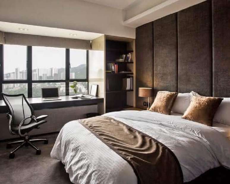 22. Home office no quarto de casal decorado com parede com cabeceira estofada. Foto: Pinterest