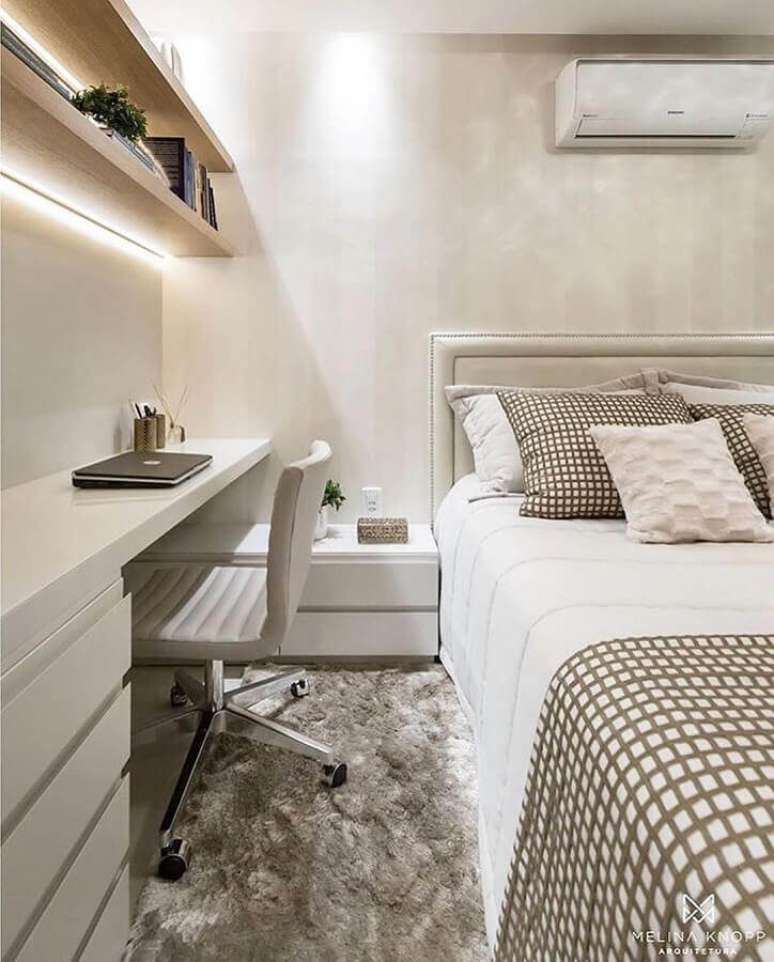 3. Decora&ccedil;&atilde;o sofisticada em cores neutras com home office no quarto de casal. Foto: Dicas de Mulher