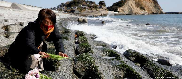 Mulher lembra vítimas do terremoto seguido de tsunami que matou milhares e desencadeou desastre nuclear 