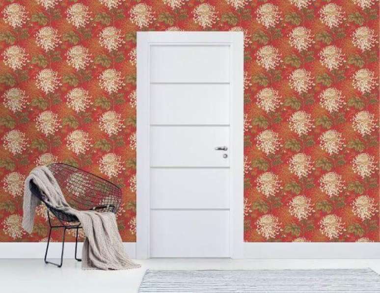 26. Sala com papel de parede vermelho e porta branca &ndash; Foto Pormade