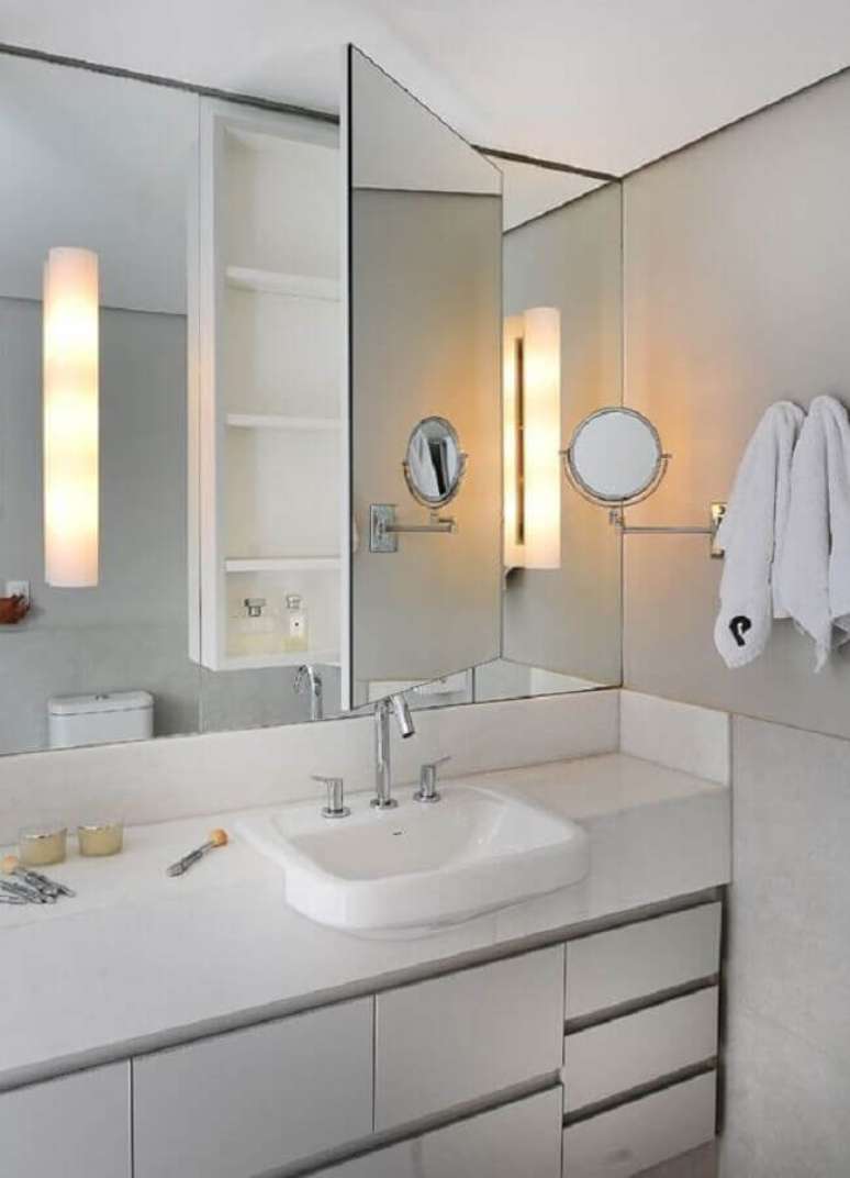 27. Decoração de banheiro branco com espelheira e gabinete planejado – Foto Tango Arquitetura