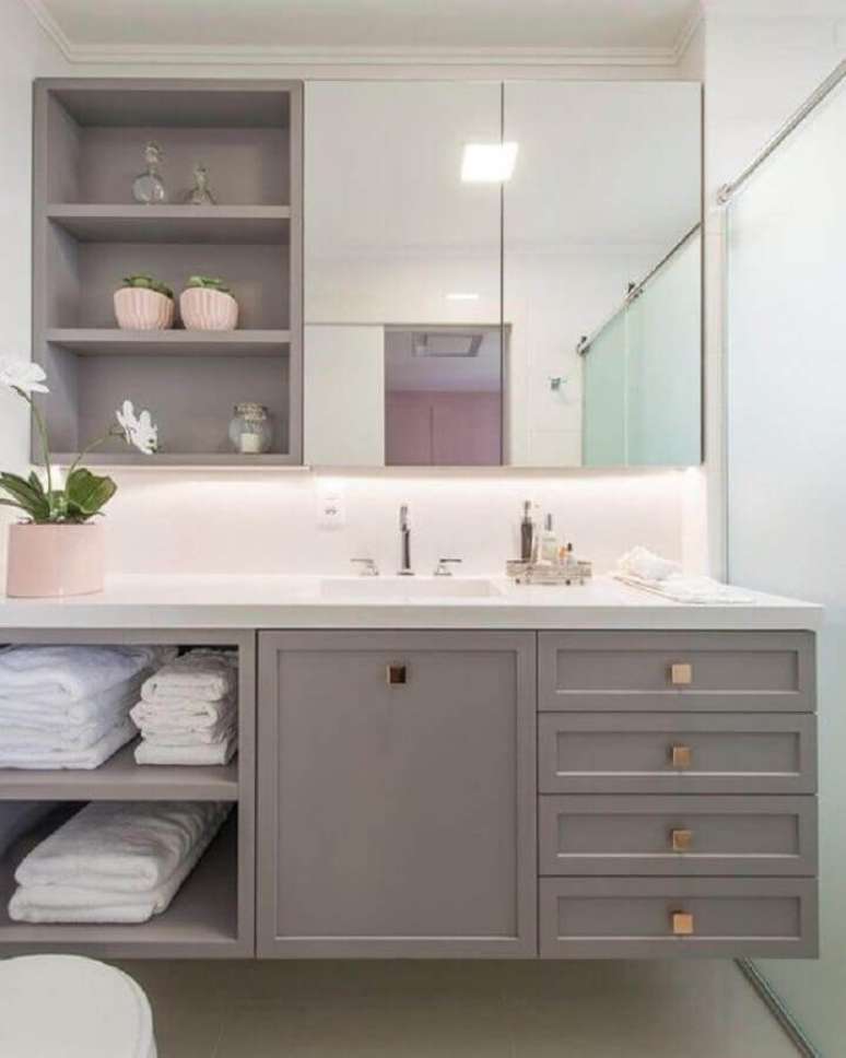36. Decoração sofisticada com espelheira para banheiro cinza – Foto Pinterest