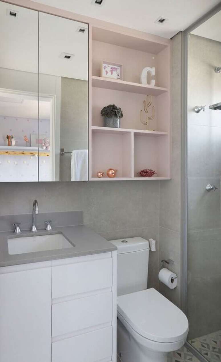 12. Armário espelheira para banheiro pequeno decorado com nichos rosa pastel – Foto Casa de Valentina