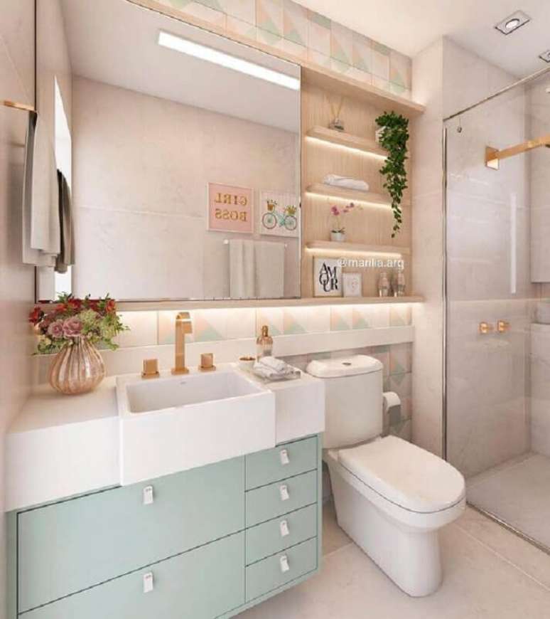 32. Decora&ccedil;&atilde;o em tons past&eacute;is com espelheira para banheiro com prateleira &ndash; Foto Dicas de Mulher