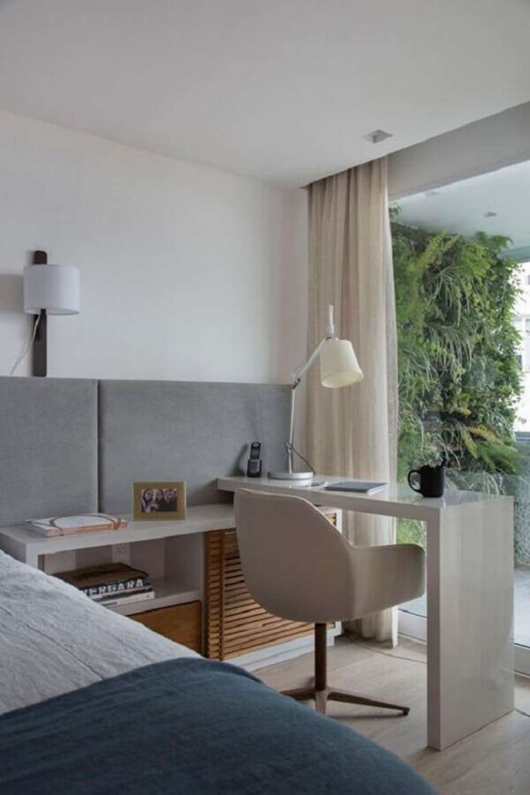 23. Home office no quarto de casal moderno decorado em tons de cinza. Foto: Hist&oacute;rias de Casa