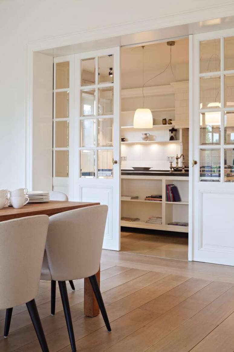 17. Porta de correr branca para dividir cozinha da sala de jantar moderna – Foto Hoog Design