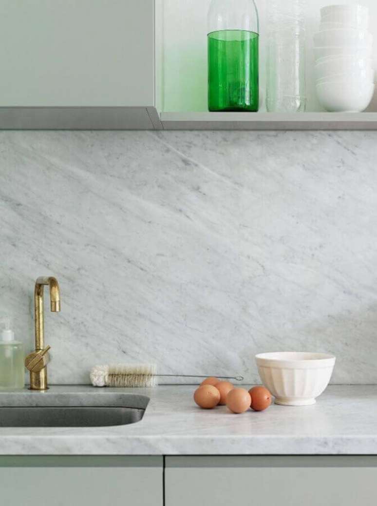 24. Bancada de mármore para cozinha decorada cinza – Foto Apartment Therapy