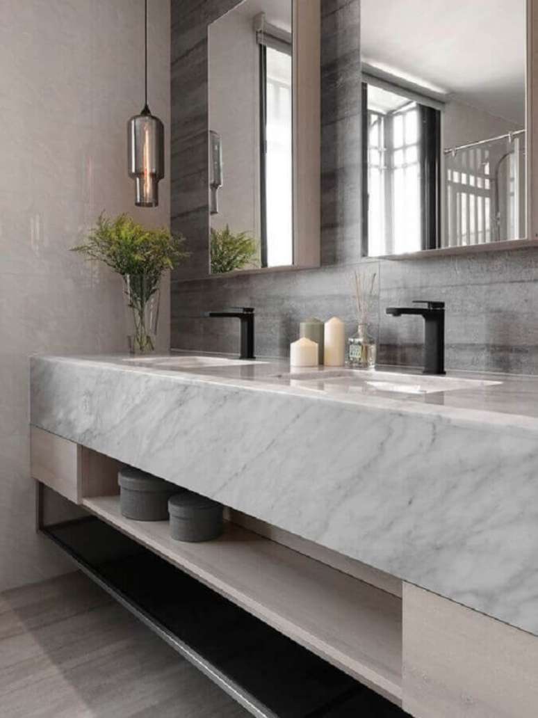 17. Bancada de mármore para banheiro moderno decorado com luminária de vidro – Foto The Architects Diary