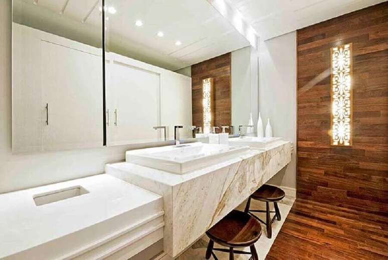 3. Bancada de mármore branco para decoração de banheiro amadeirado – Foto Pinterest