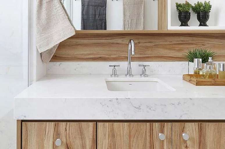 9. Bancada de mármore branco para decoração de banheiro com gabinete de madeira – Foto Pinterest