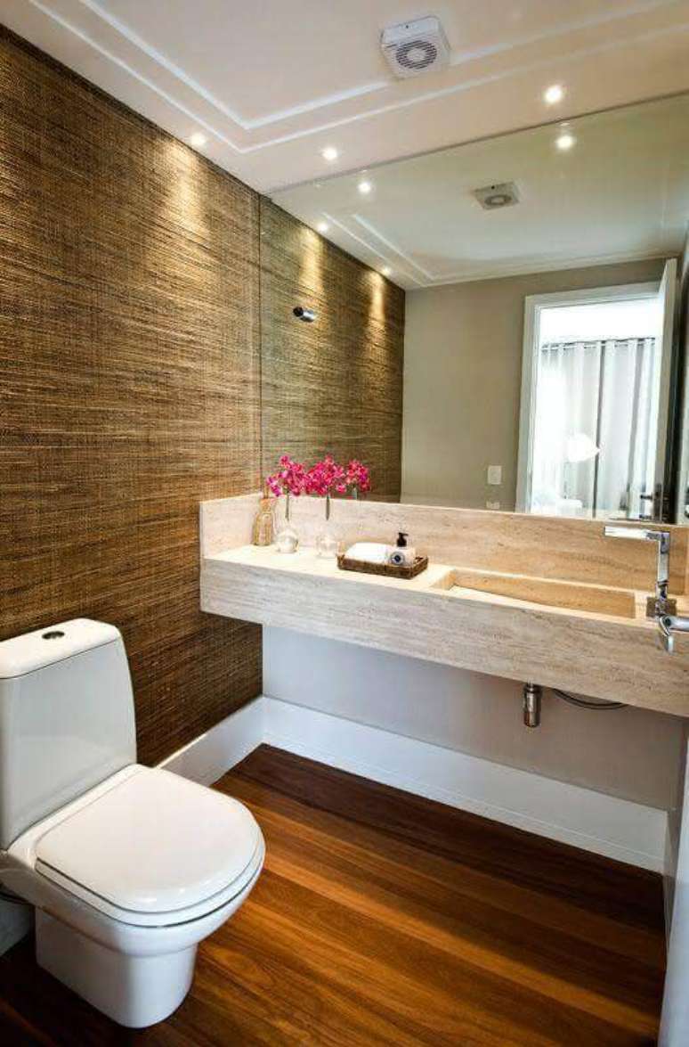 36. Decora&ccedil;&atilde;o com bancada de m&aacute;rmore para banheiro pequeno -Foto Homify