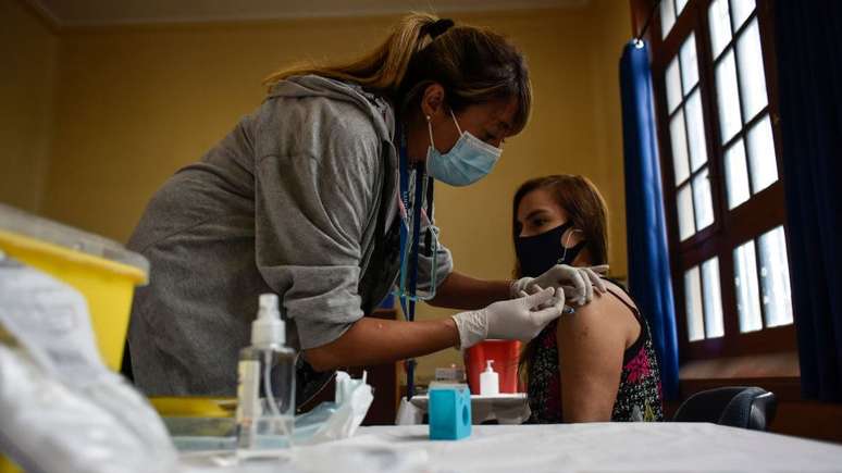 O Chile é hoje o país da América Latina com o maior percentual da população vacinada