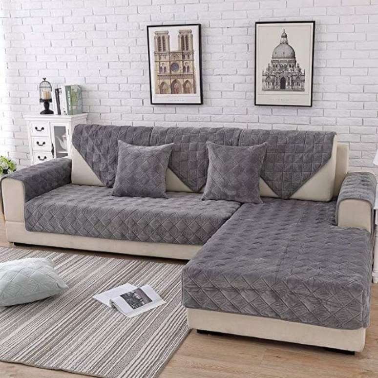 24. Sala com capa de sofá cinza, mas você também pode usar a capa de sofá preta – Foto Pinterest