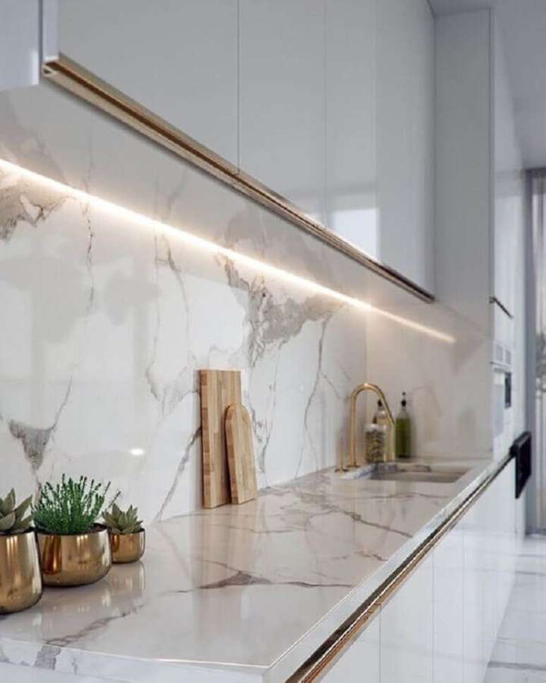 47. Decoração de cozinha branca com pedra de mármore para bancada – Foto Pinterest