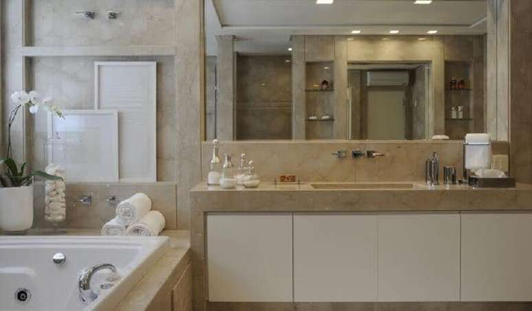 19. Bancada de mármore para banheiro planejado com banheira -Foto Claudia F. Arquitetura