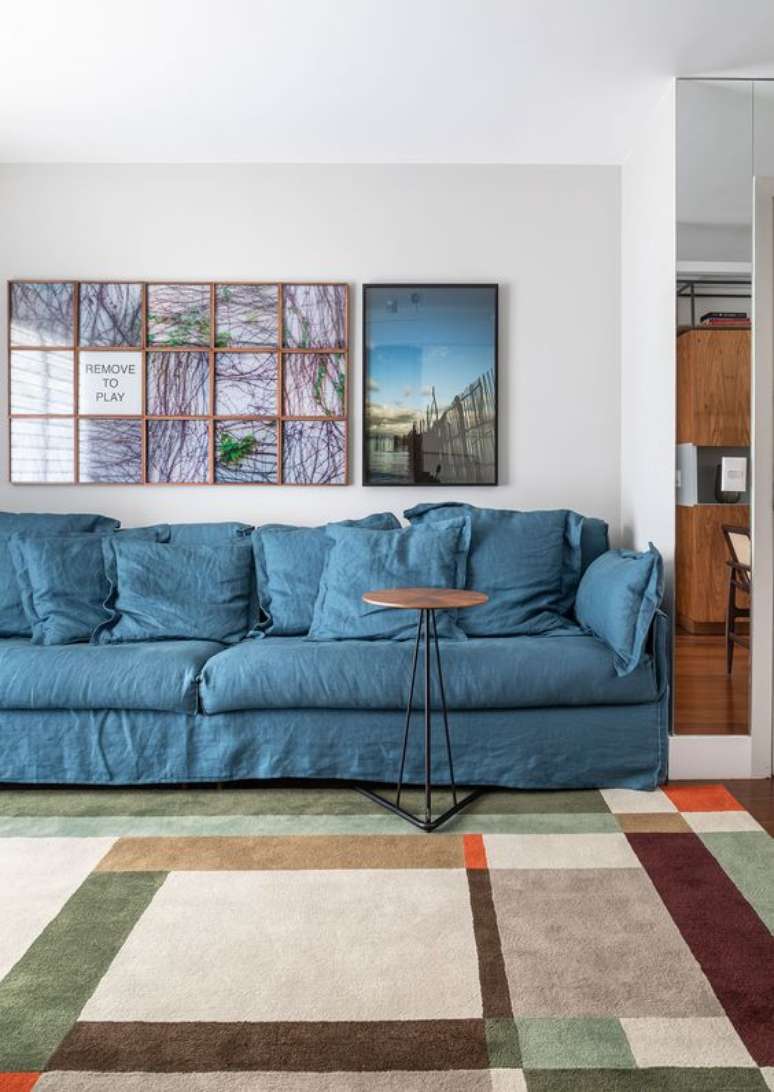 27. Sala moderna com capa de sofá azul – Foto Casa de Valentina