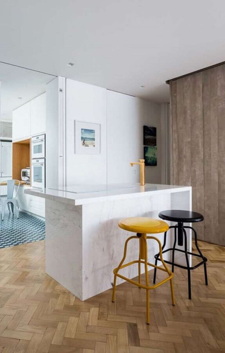 41. Decora&ccedil;&atilde;o com m&aacute;rmore para bancada de cozinha com ilha &ndash; Foto Jeito de Casa