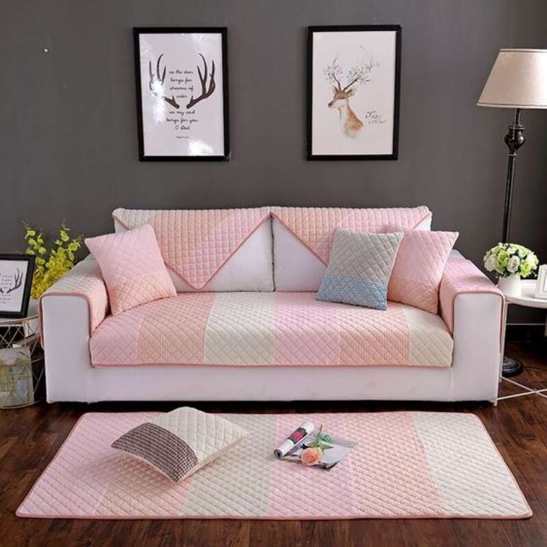 13. Capa de sofá rosa e cinza com tapete combinando – Foto AliExpress