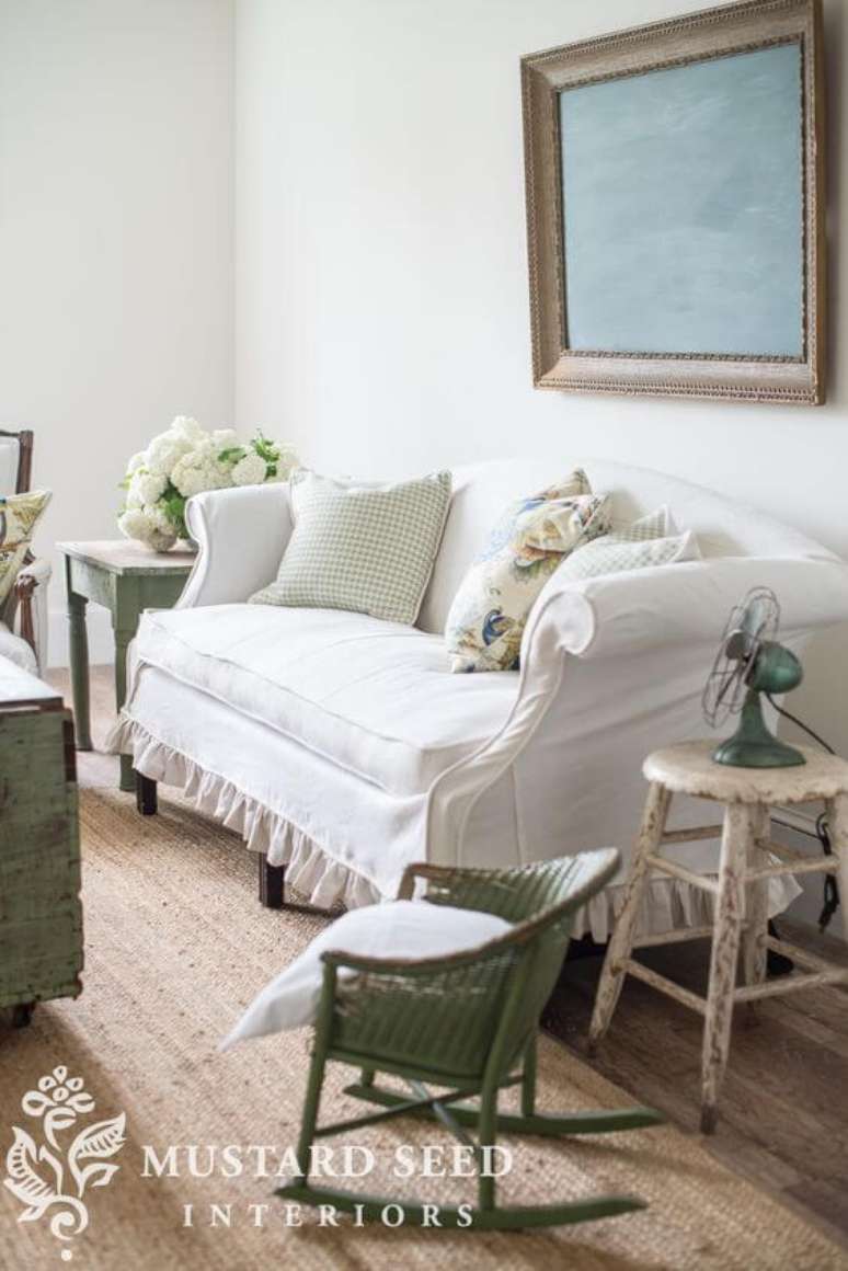 29. Sala vintage com capa de sof&aacute; branca &ndash; Foto Miss mustard Seed