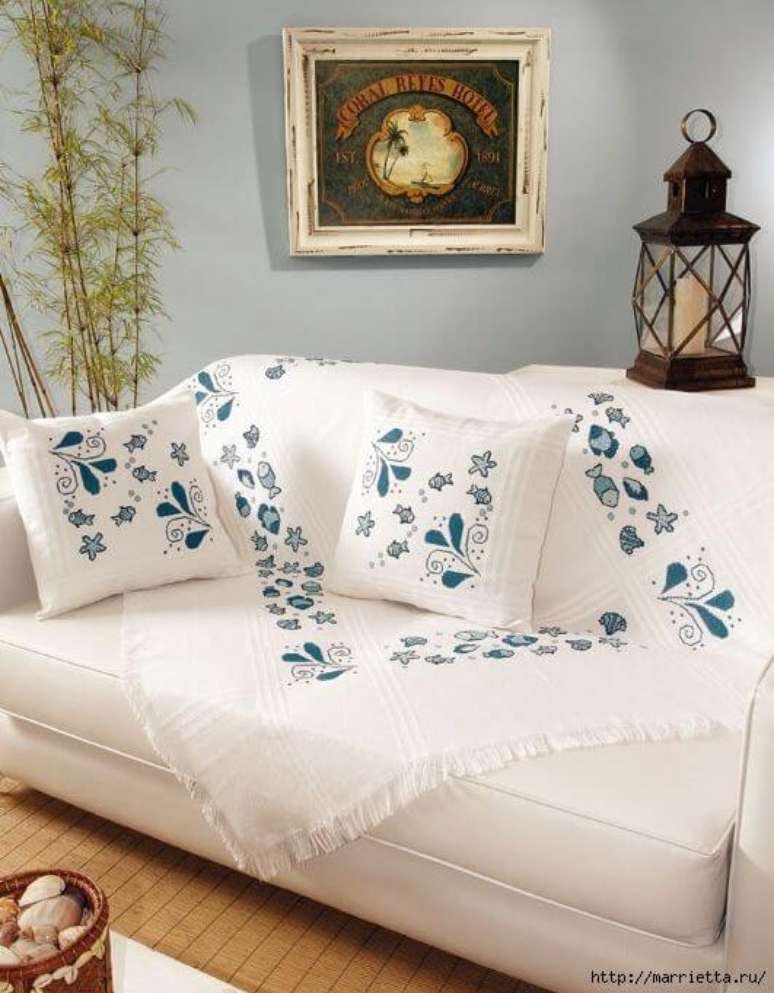 1. Capa de sofá branca com detalhes em azul – Foto Marrietta