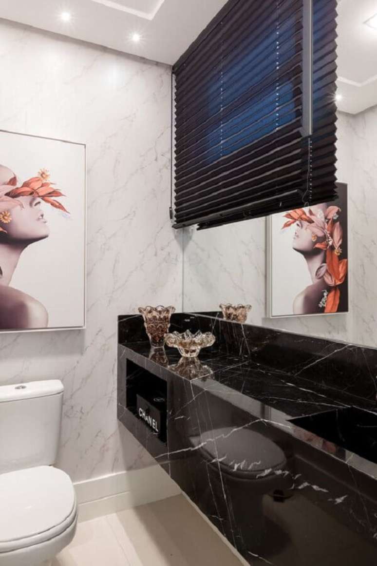 45. Decoração de banheiro pequeno com bancada de mármore preto – Foto Pinterest