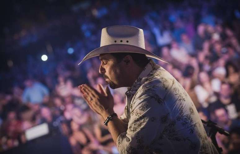 O cantor sertanejo Edson Cadorini, 46, está internado na UTI com covid-19