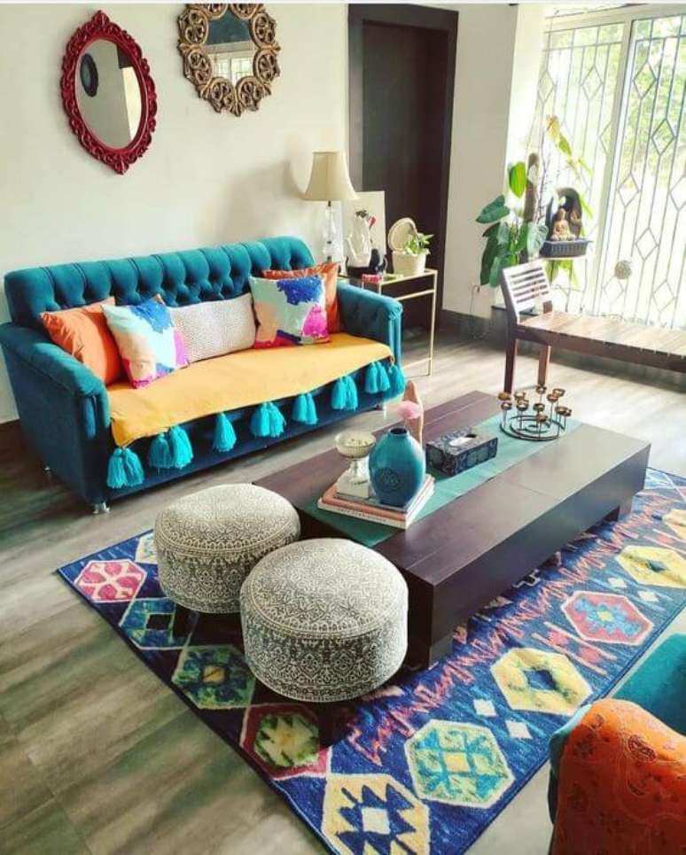 5. Sala de estar charmosa com capa de sofá azul – Foto TrowPillow
