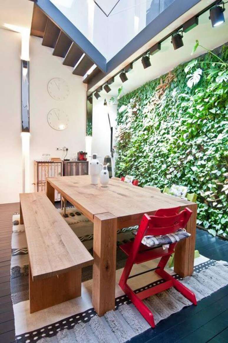 17. Mesa de madeira com banco e cadeira vermelha – Foto One Kin Design