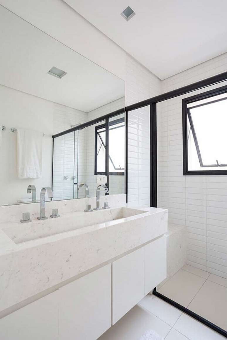 43. Decoração de banheiro branco com bancada de mármore – Foto Pinterest