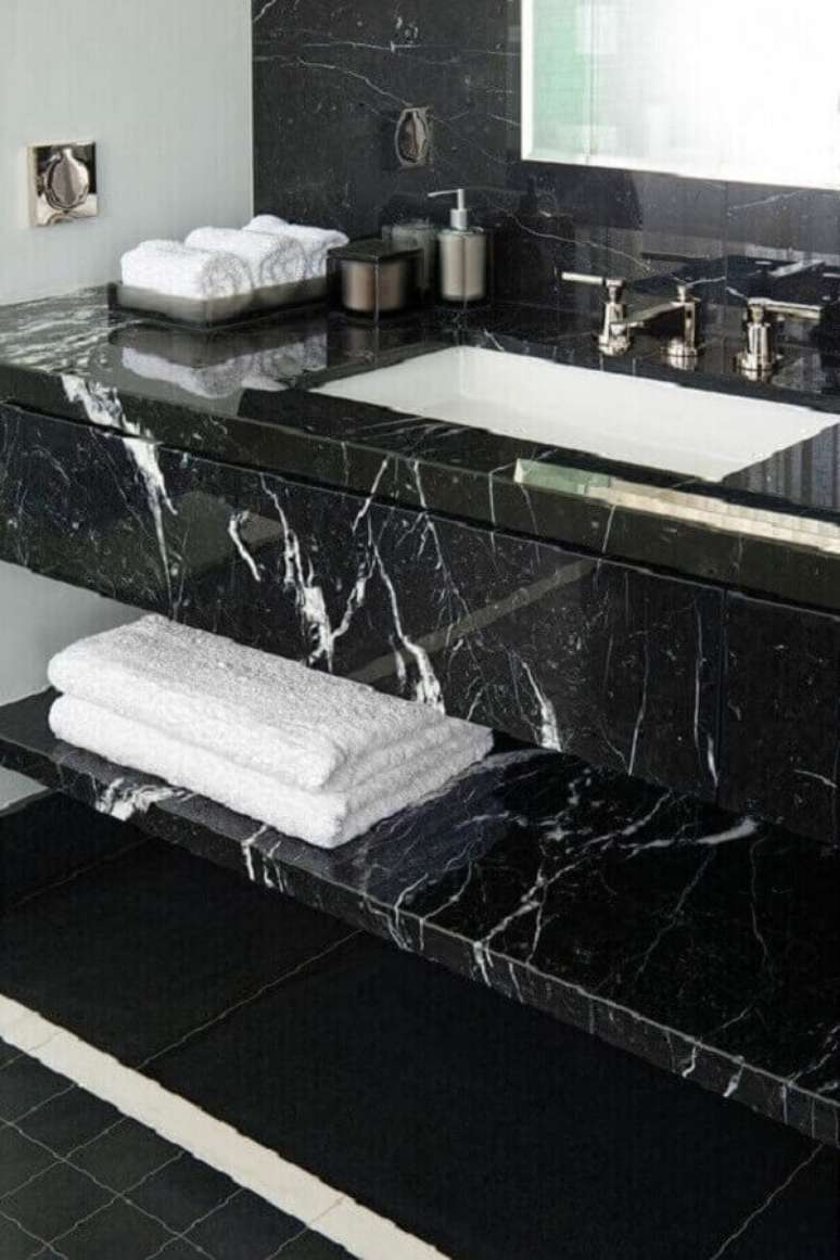 27. Bancada de mármore preto para decoração de banheiro sofisticado – Foto Pinterest