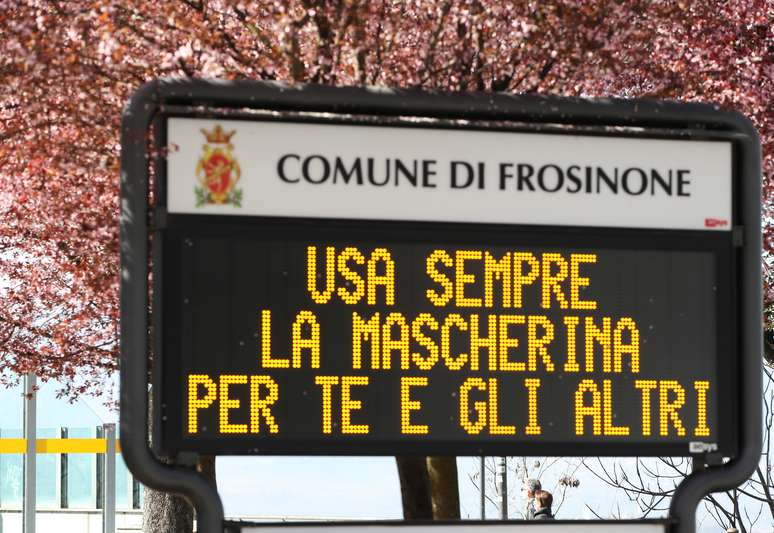Aviso sobre uso de m&aacute;scara em cidade italiana de Frosinone
11/03;2021
REUTERS/Yara Nardi