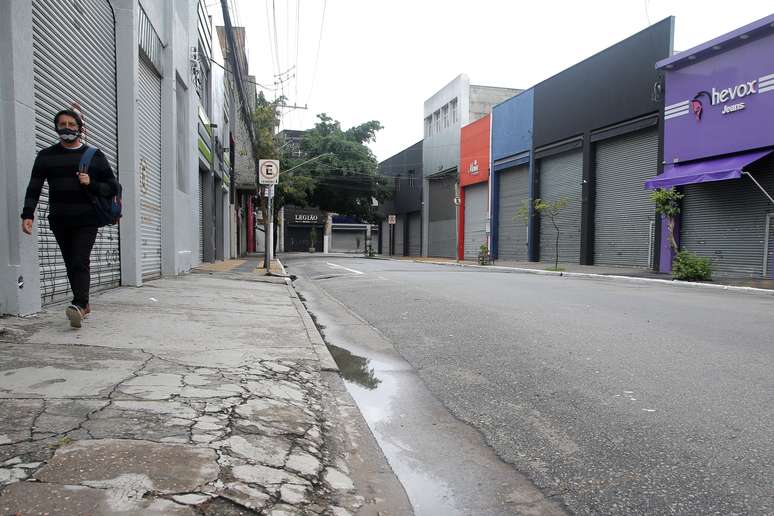 Homem passa por rua com lojas fechadas em São Paulo
06/03/2021
REUTERS/Carla Carniel