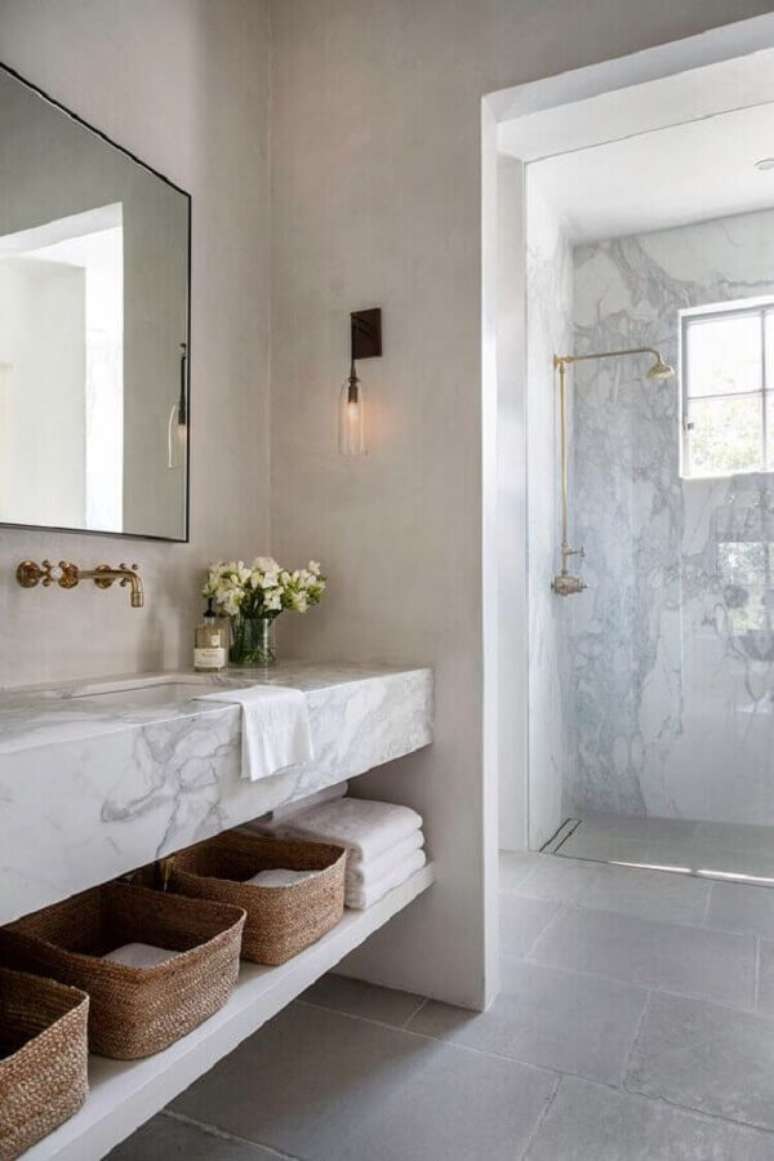 15. Bancada de mármore para banheiro decorado com arandela de parede – Foto Archilovers