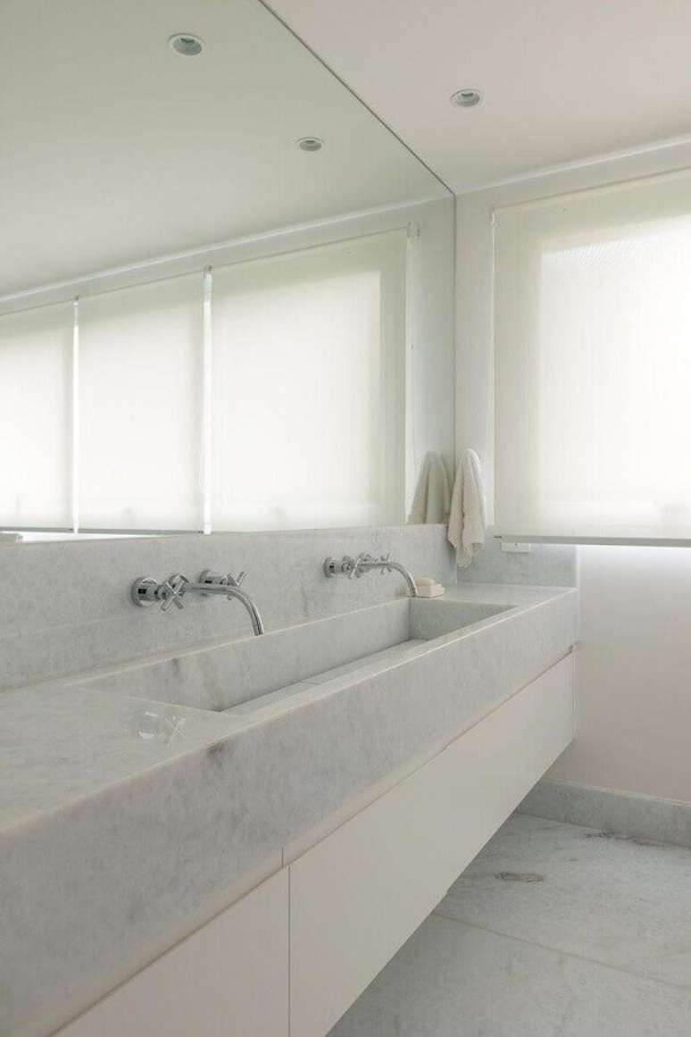 32. Decoração clean com bancada de mármore para banheiro branco – Foto Lolafá