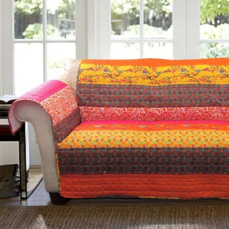 45. Capa de sofá colorida e estampada – Foto Gifts for You and Me