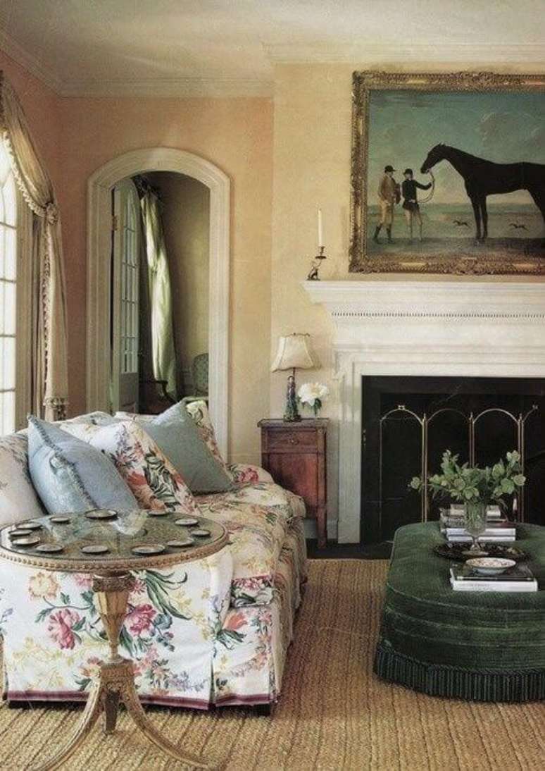 30. Sala vintage com capa de sofá estampado floral – Foto The Glam Pad