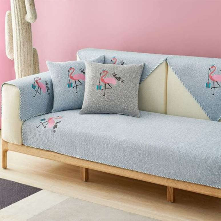 28. Sala rosa com capa de sofá azul claro e estampa de flamingo -Foto Amazon