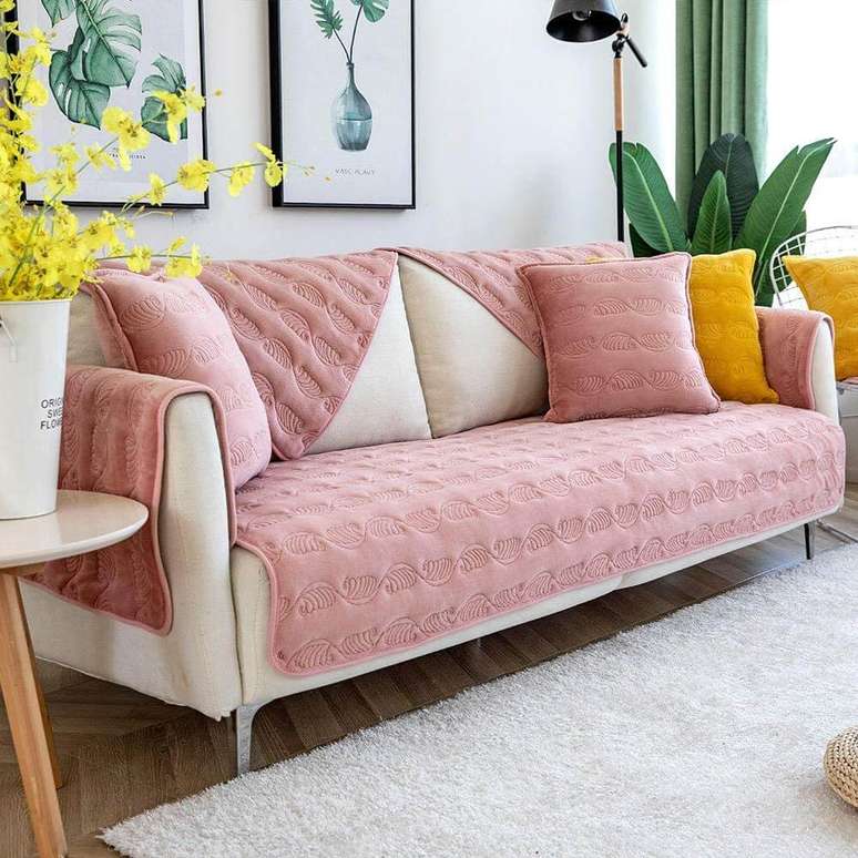3. Sala moderna com capa de sofá rosa – Foto Amazon