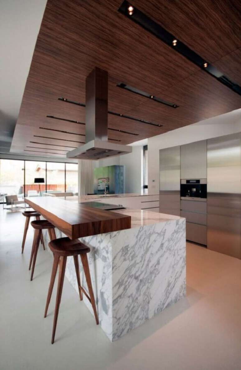 12. Bancada de mármore e madeira para decoração de cozinha moderna – Foto HomeDSGN
