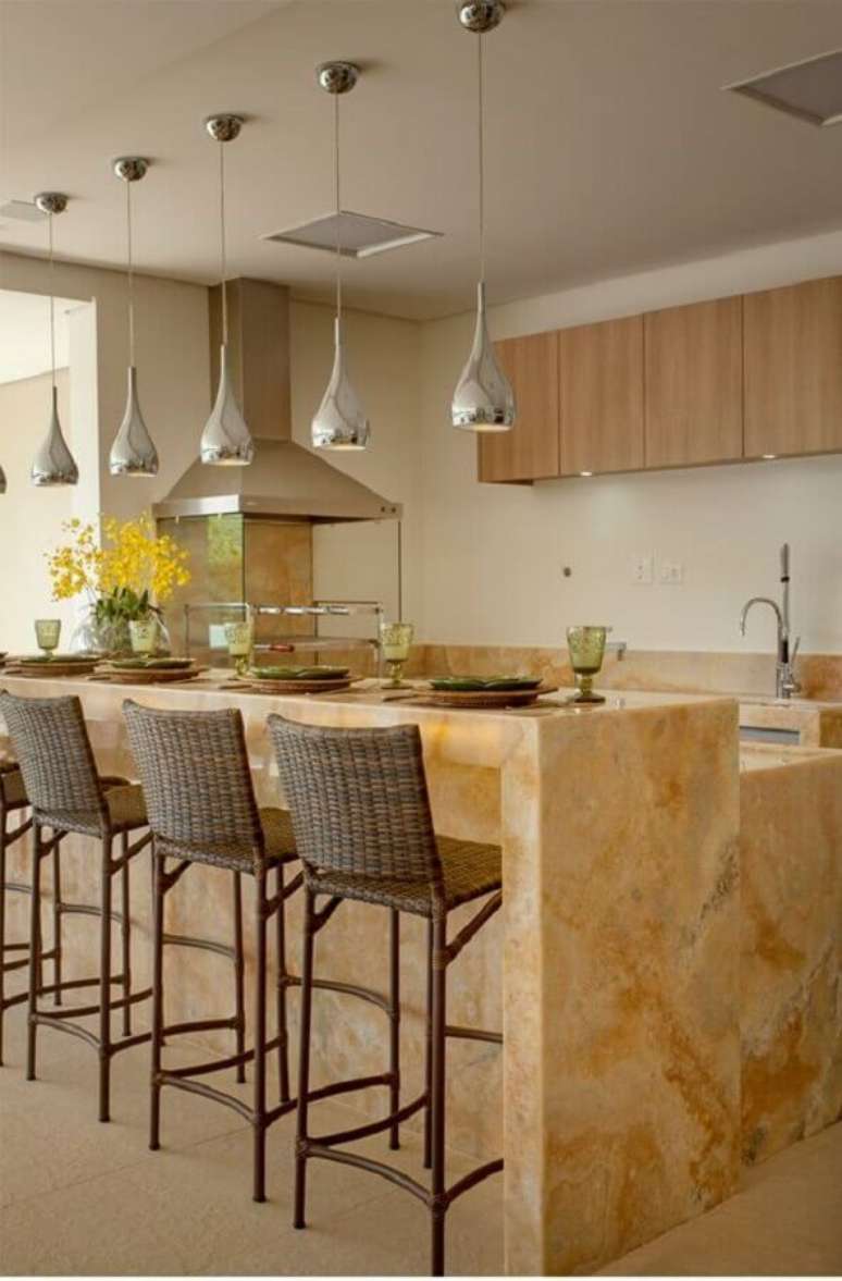 5. Pedra de m&aacute;rmore para bancada de &aacute;rea gourmet decorada com churrasqueira de vidro &ndash; Foto Decor Salteado