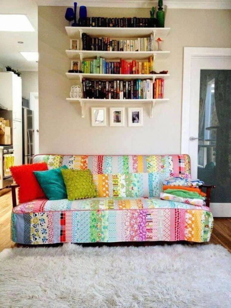 44. Capa de sofá colorido feito de patchwork na sala clean – Foto Pinterest