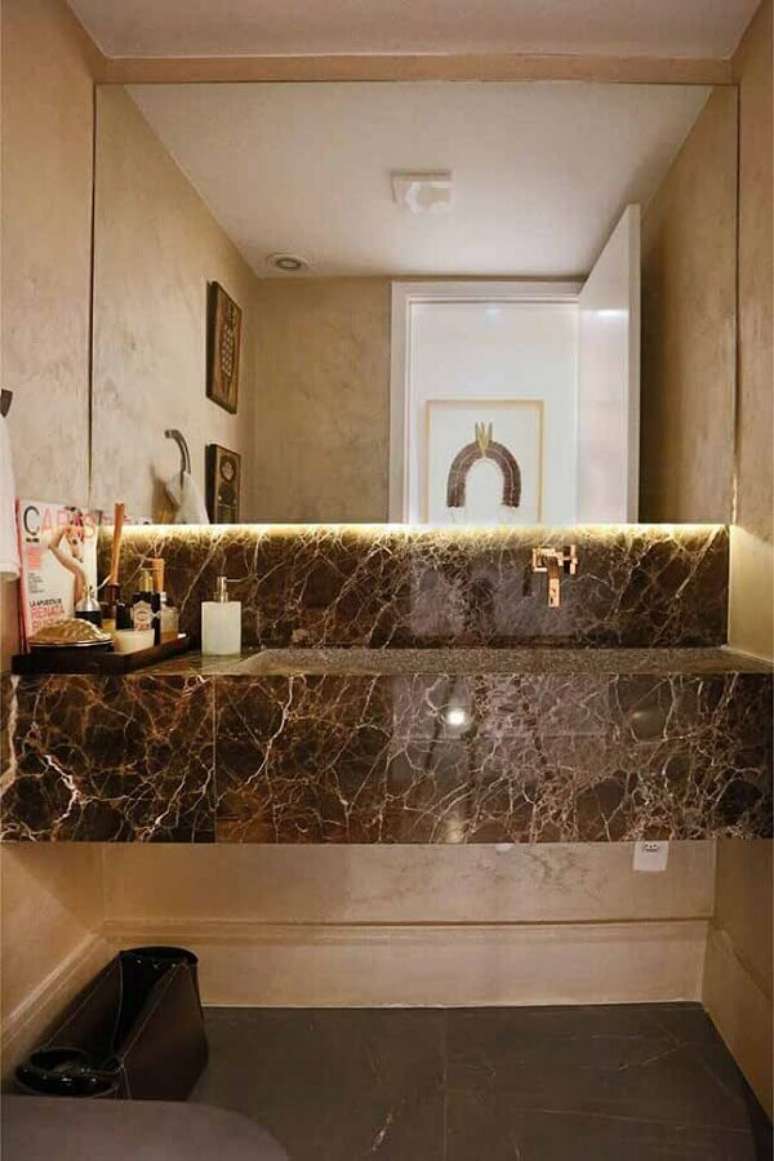 34. Decoração com bancada de mármore marrom para banheiro -Foto Ana Carolina Mendonça Interiores