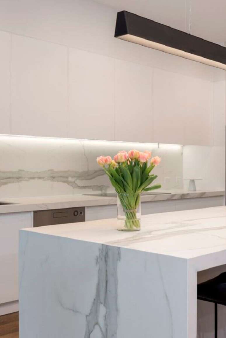 46. Decora&ccedil;&atilde;o de cozinha branca com bancada de m&aacute;rmore &ndash; Foto CDK Stone
